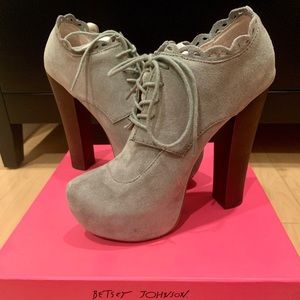 Betsy Johnson Serenn Booties. Size 6. Grey Suede.